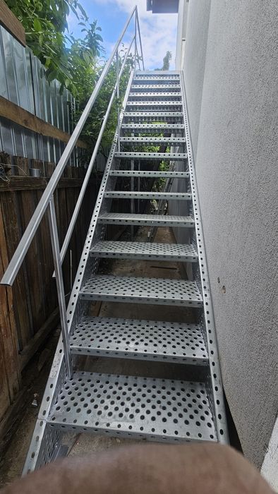 Vând scari de exterior