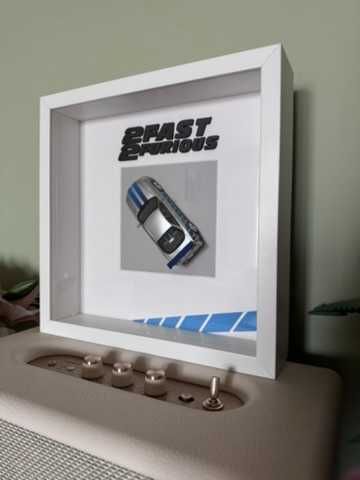 Рамка с макет от Бързи и яростни 2 - Nissan Skyline R34 GT-R 1:43