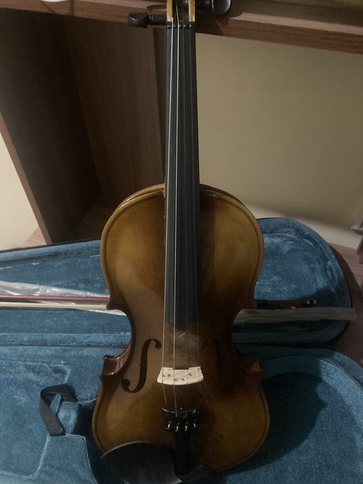 Skripka 4/4 sotiladi(yoki gitaraga almashtiriladi)