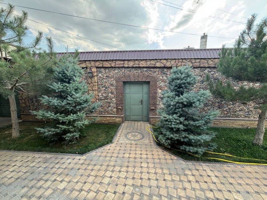 8 соток , Рохат , с бассейном