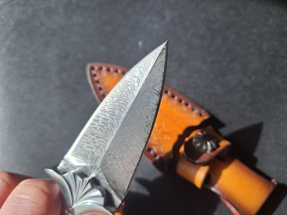 Тактически нож-шип от дамаска стомана и кожена кания