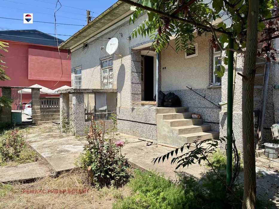 Къща с двор за продажба в с. Юделник