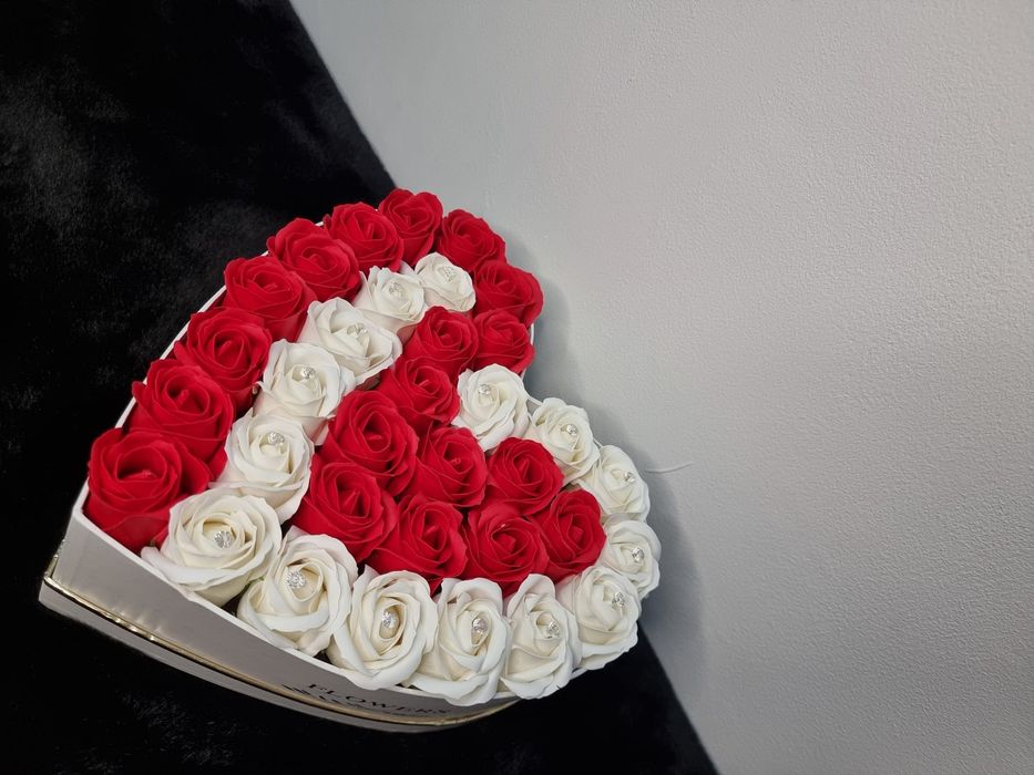 Aranjament floral in forma de inima cu trandafiri din sapun