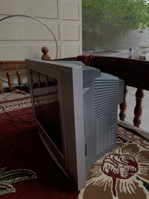 LG televizor sotiladi srochna holati yaxshi ishlidi