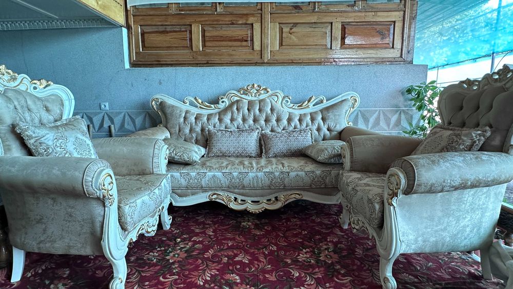 Yangi holatda sifatli klassik mebellar