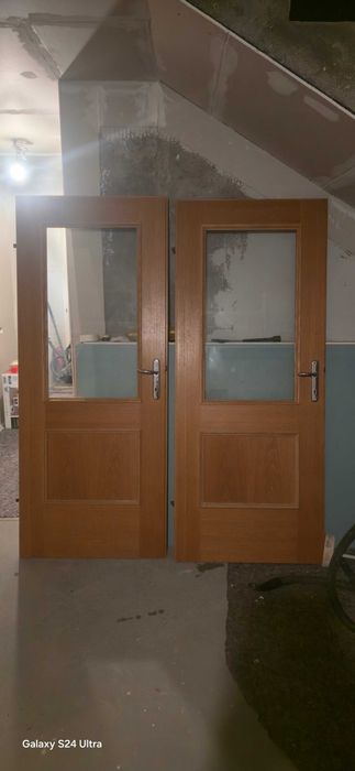 Vând 11 uși de interior din lemn, fără tocuri, stare bună.