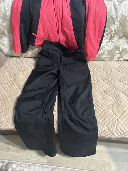 Лыжный костюм и перчатки