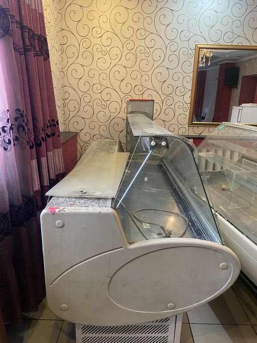 Продается витринный холодильник