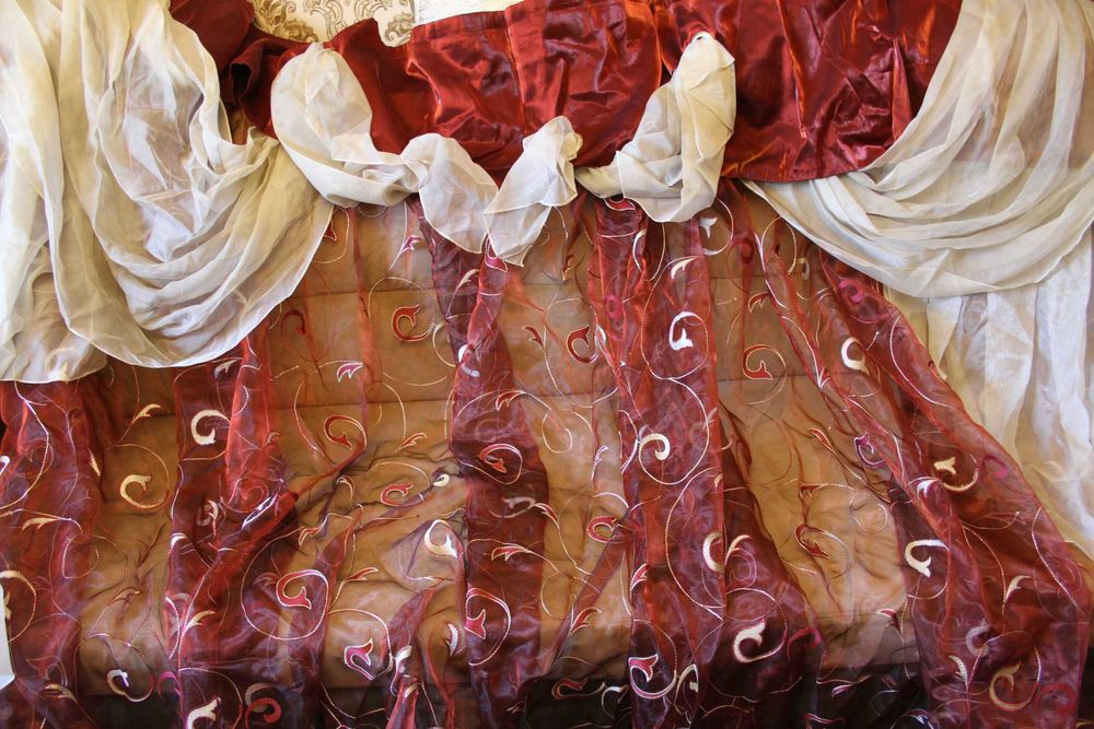 Тюль с ламбрекеном. Красная тюль.