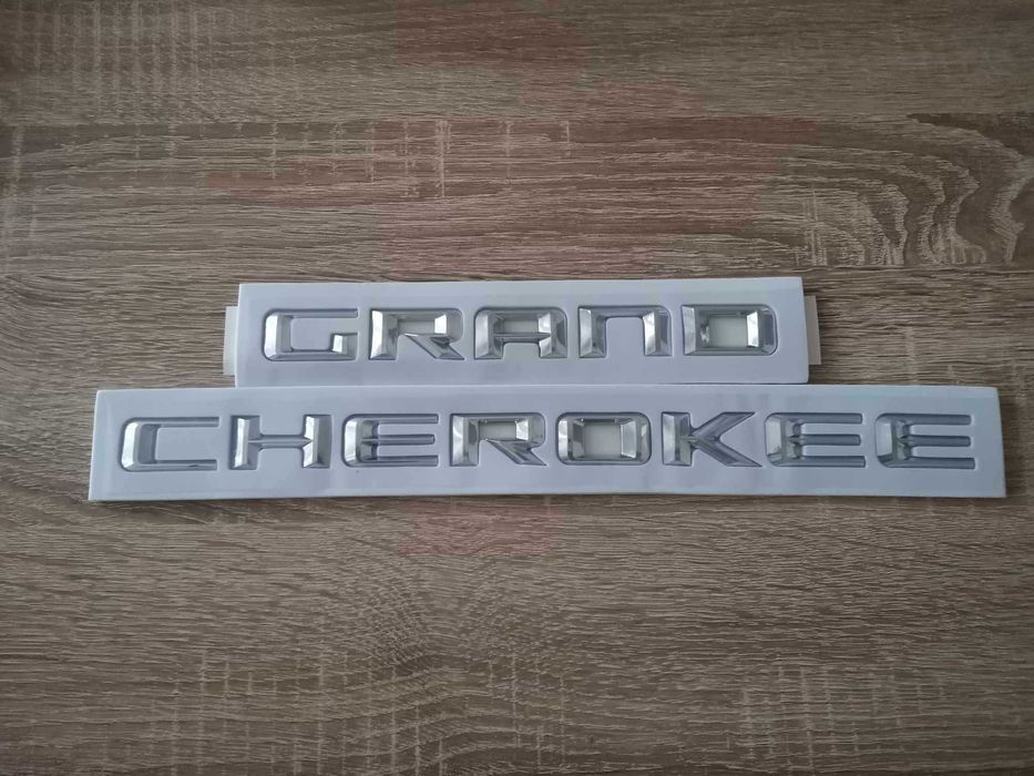 сребрист надпис емблема Jeep Grand Cherokee