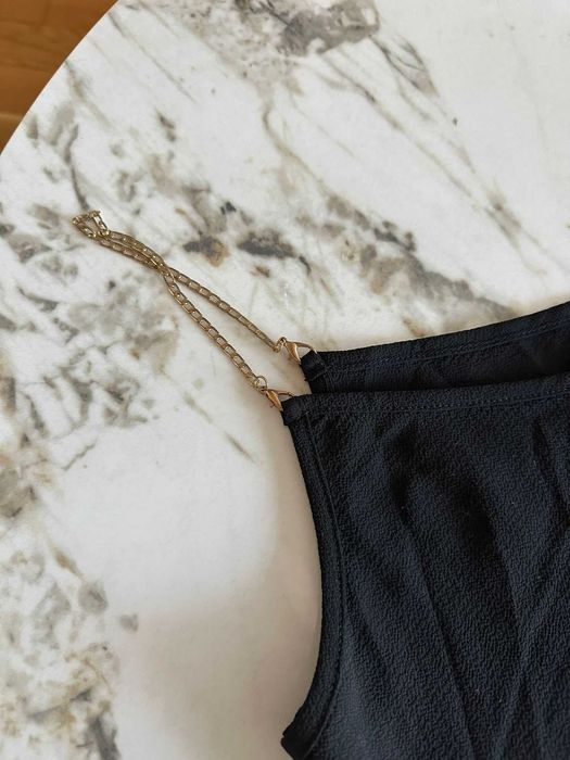 ТОП с метални презрамки.