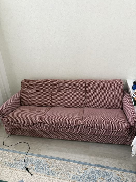 Продам диван красного цвета
