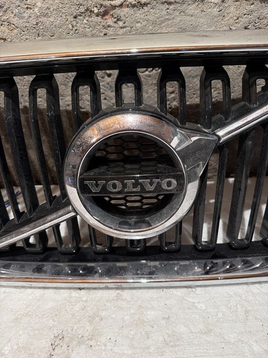 Предня решетка Volvo XC60