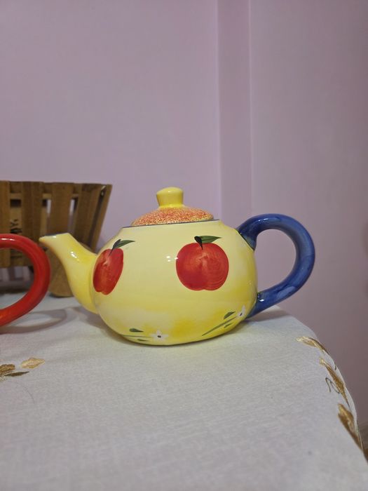Керамичен чайник с ръчно изрисувани плодове и слънчогледи . Нов