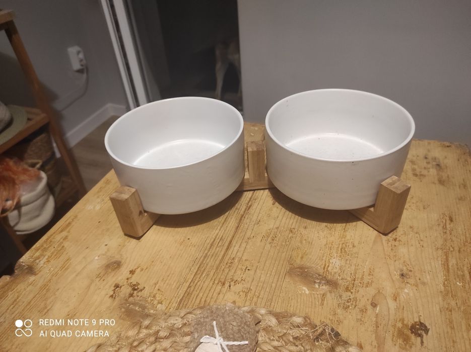 Двойни керамични купички за куче или коте с дървена стойка