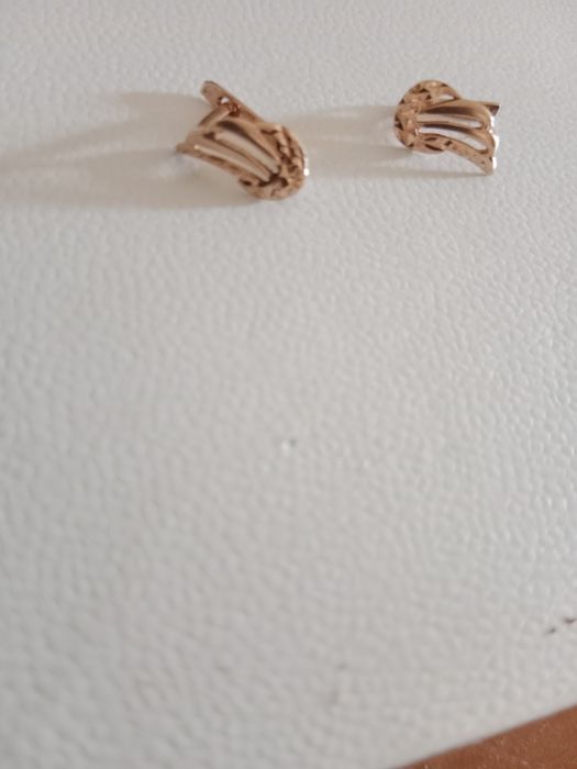 Продам золотые серьги