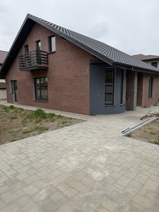 Casa la intrare in Sat Costi