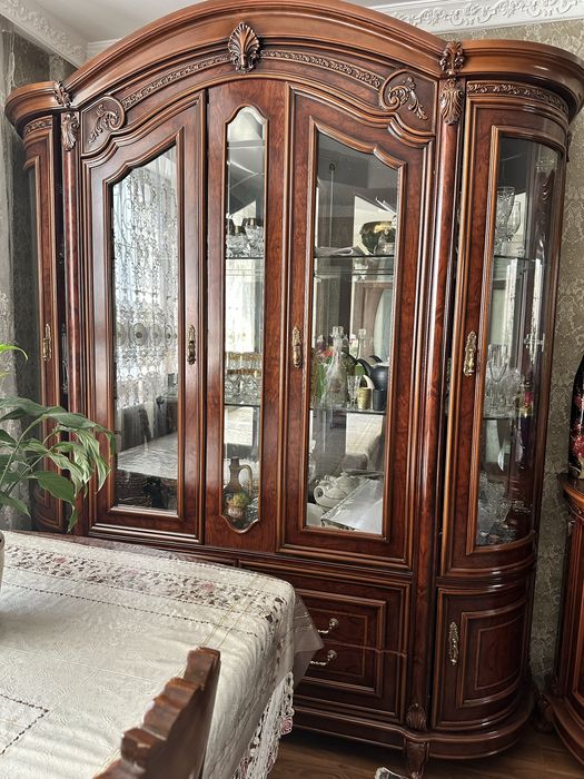 Классический мебельный гарнитур (комод с зеркалом +витрина)