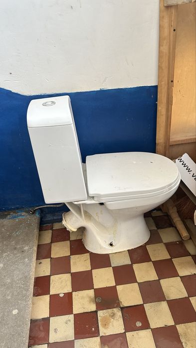 Буу Унитаз жасап тұрған