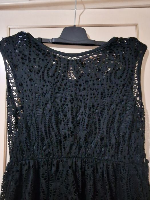 Черна дантелена къса рокля.