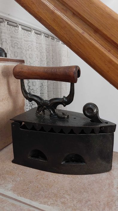 Fier de calcat Vintage pe carbuni