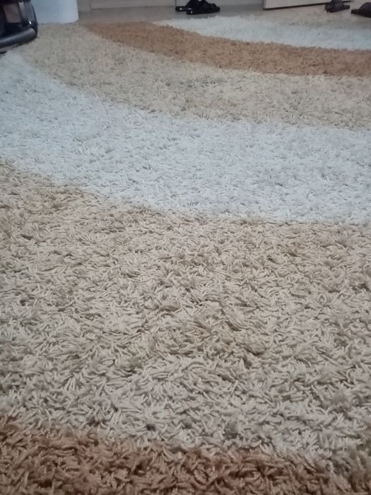 Продаётся ковры 2 вида прямоугольный и овалний бежевокоричнего цвета.