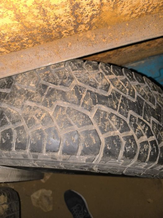 Продам резину 265/65 R17, стояла на Прадо. Пара.