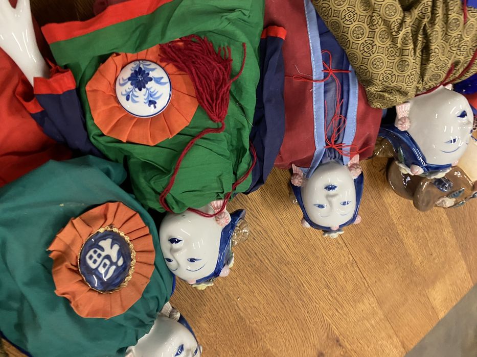 Китайски порцеланови кукли с копринени дрехи