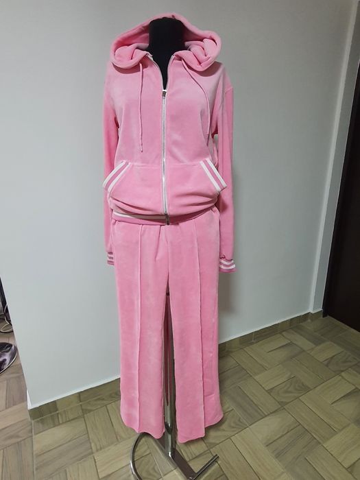 Trening catifea cu hanorac cu dungi albe si pantaloni model drept