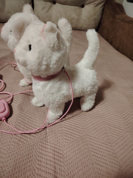 Pisica pluș jucarie ce funcționează pe baterii.