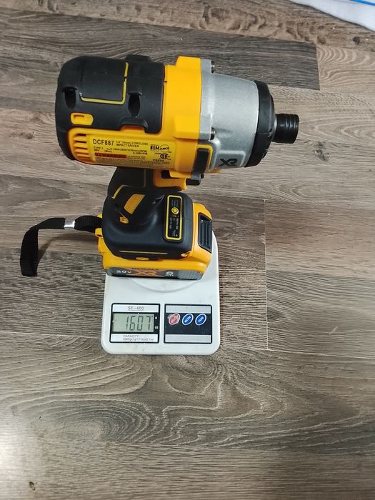 Autofiletanta impact DeWalt DCF887 cu  baterie de 6A