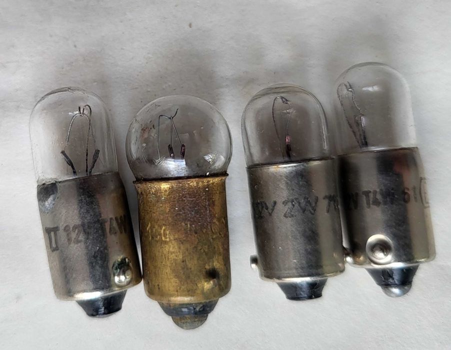 Продавам крушки и бушони за нови и стари автомобили