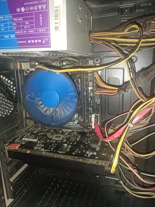 Игровой компьютер с кресло