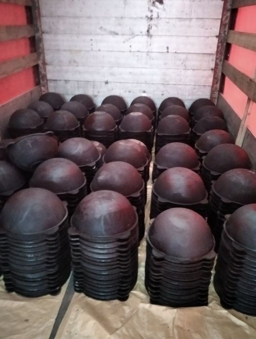 Bir olomon paypoq kiygan ayolning ichiga kiradi