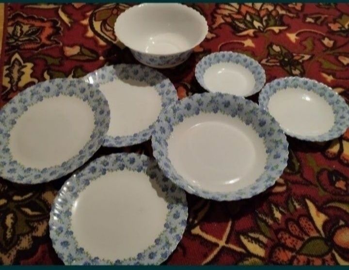 Посуда красивая,разная.