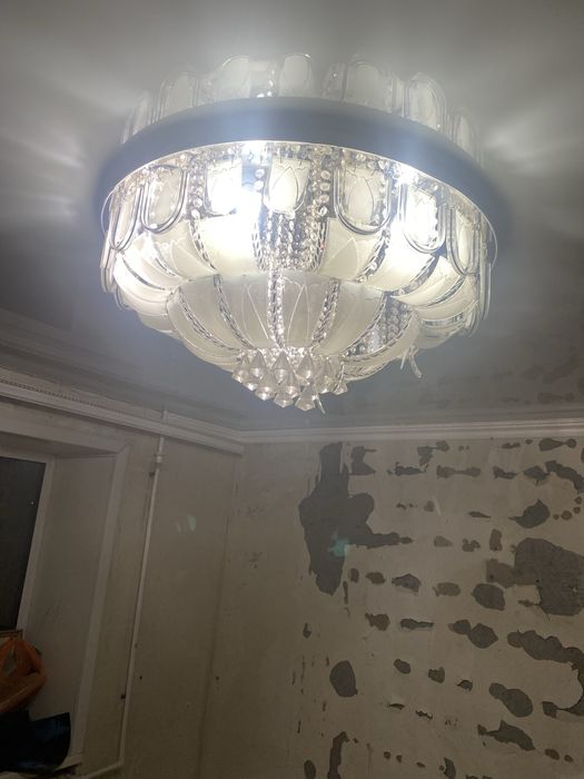 Продам б/у большую люстру