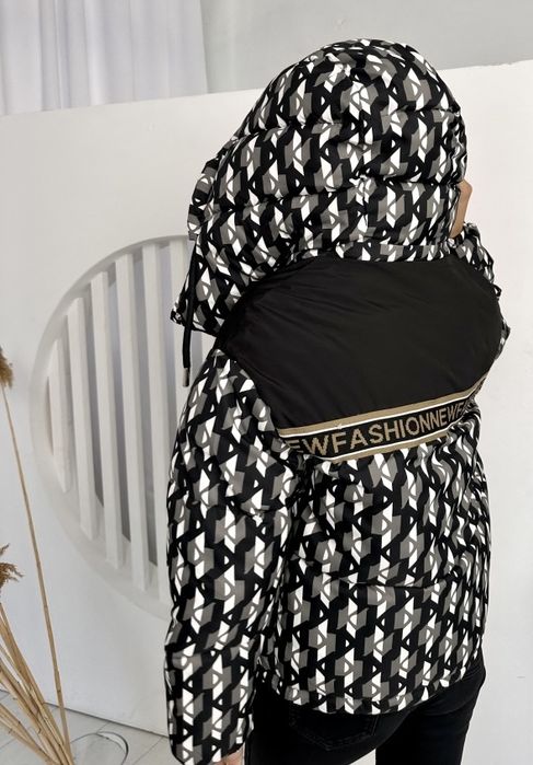 Женская демисезонная куртка с капюшоном