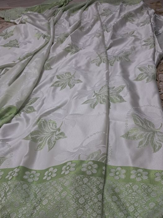 Шторы две штуки зеленовато блестящие.