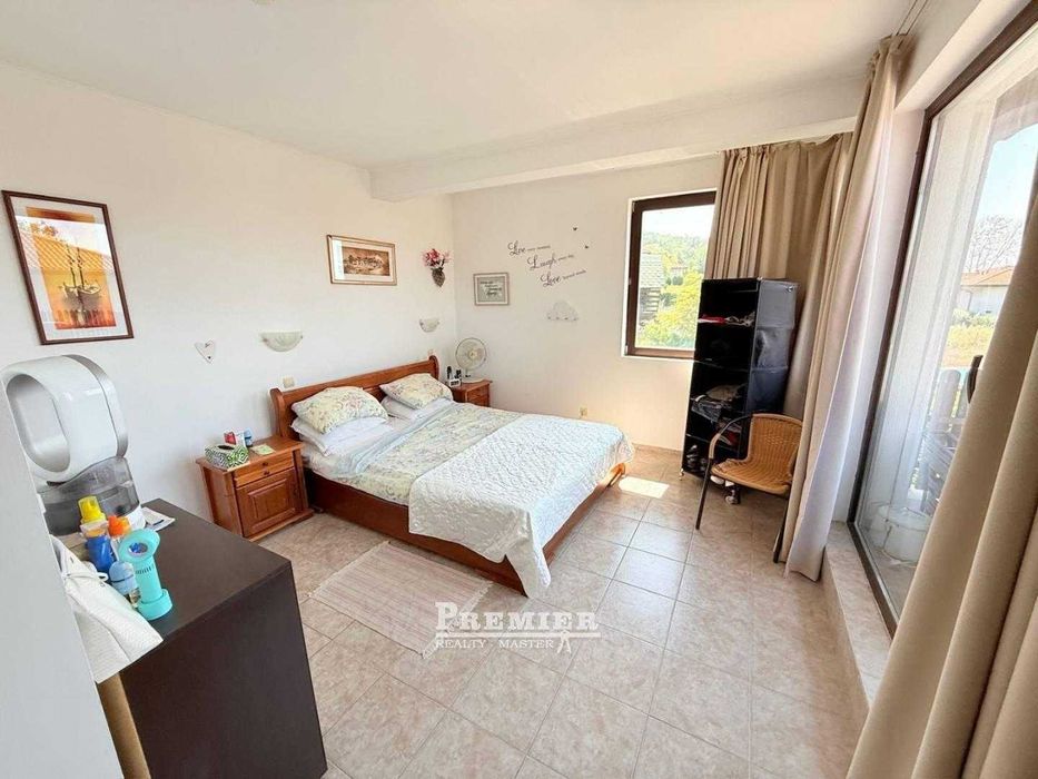 Двуетажна самостоятелна къща