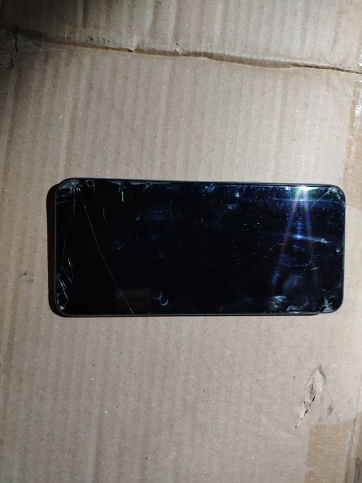 Oppo A77 cu display-ul defect (spart). Vibrează, se aud sunete. Pentru piese