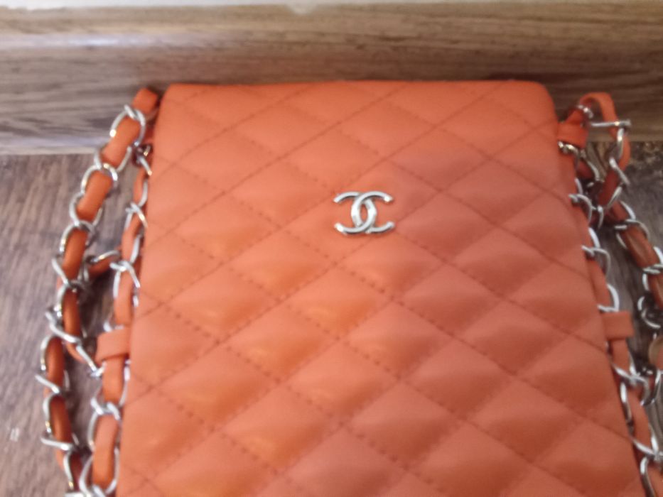 Дамски маркови чанти Chanel   и  Guess, изключително запазени