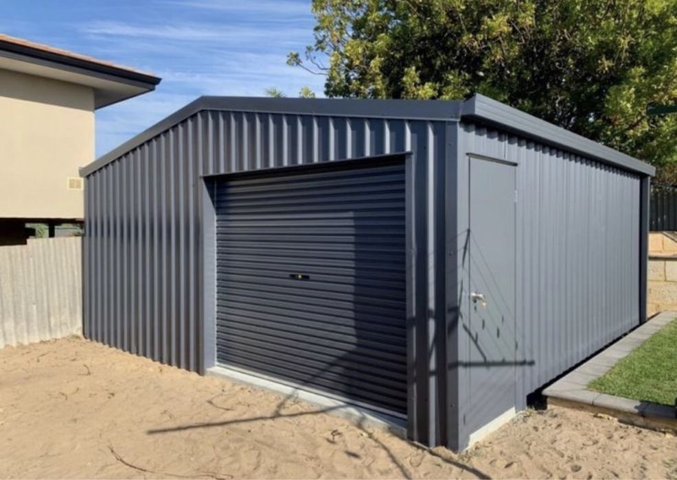 Vand garaj din panouri