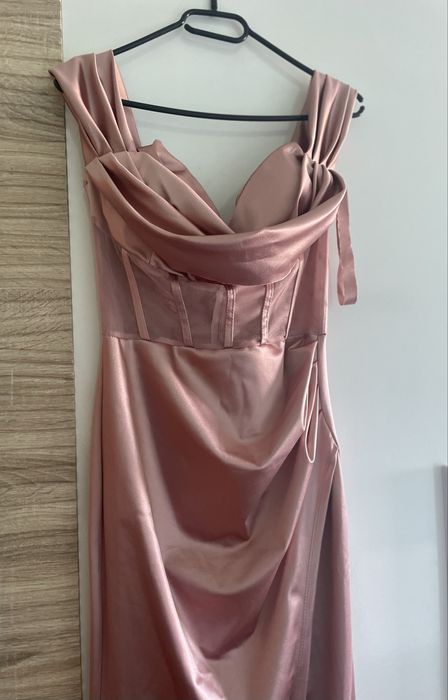 Нова дълга розова рокля, цепка, гол гръб, бал, повод, коктейл, сватба