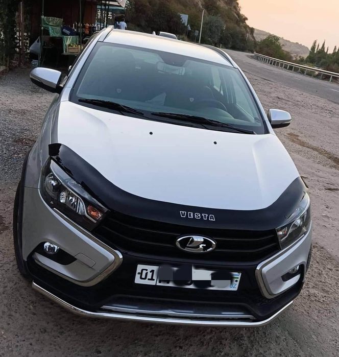 Дефлектор на капот Lada Vesta SW. Инструменты. Аптечка