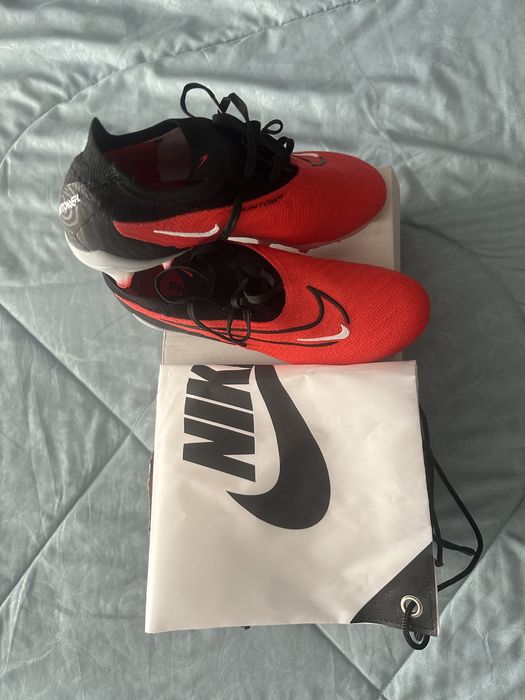 Продам бутсы красного цвета