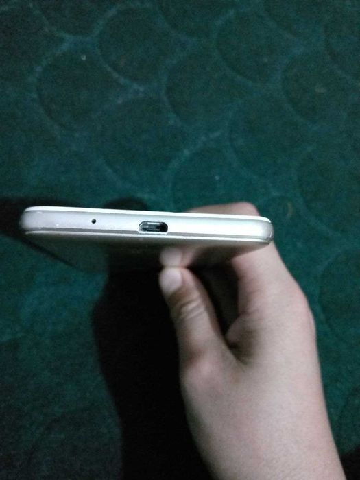 Huwawi telefoni sotiladi tezda 250 ming  juda arzon narxda