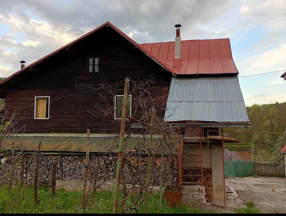 Vand casa Provita de Jos,(P+E+M), avand teren 3250 mp, livada pe rod, la drumul principal, 3 camere (potential de 6)