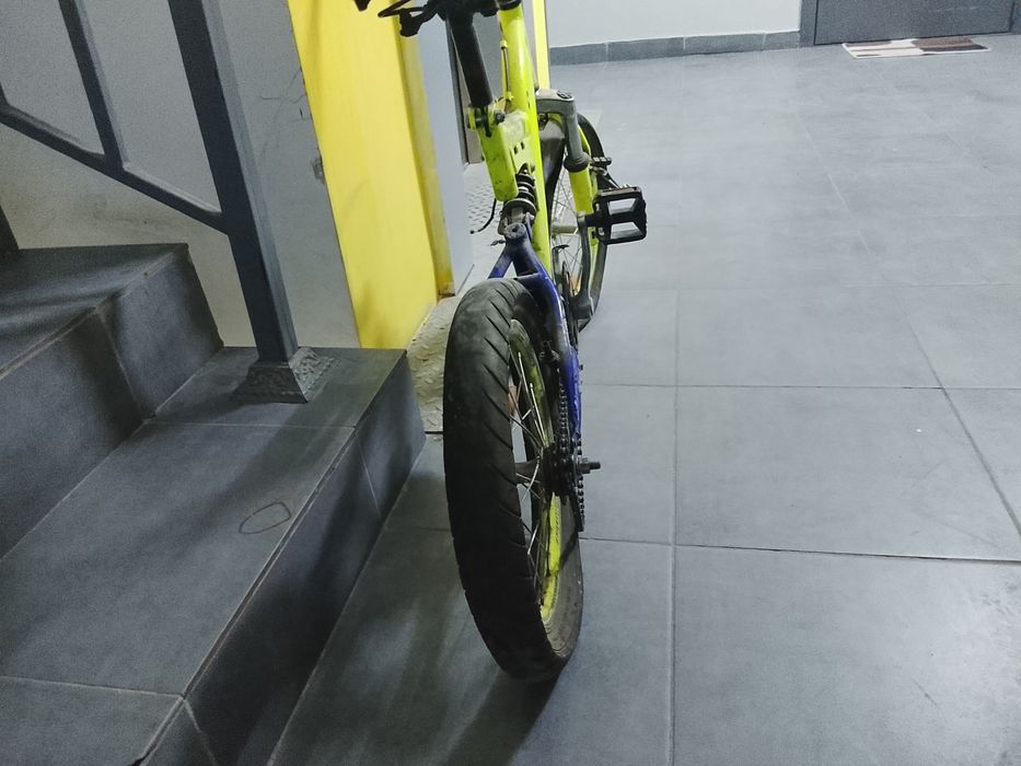 Велику 3 года б/у тормоза не работают. Два колеса лопнуты. А так всё н