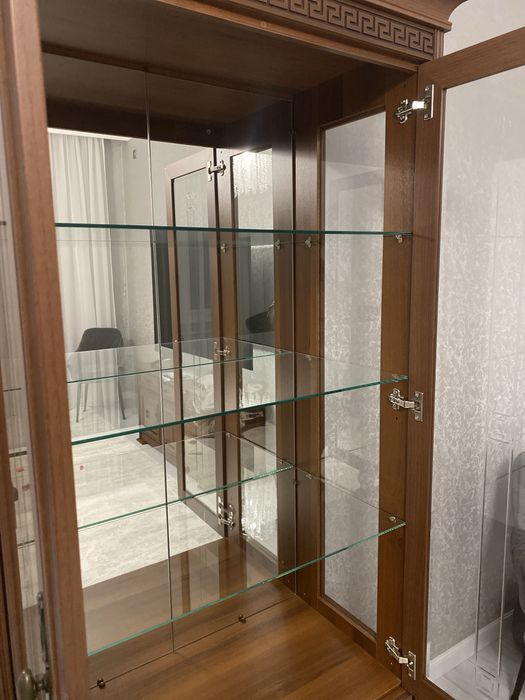 Продам сервант витрину