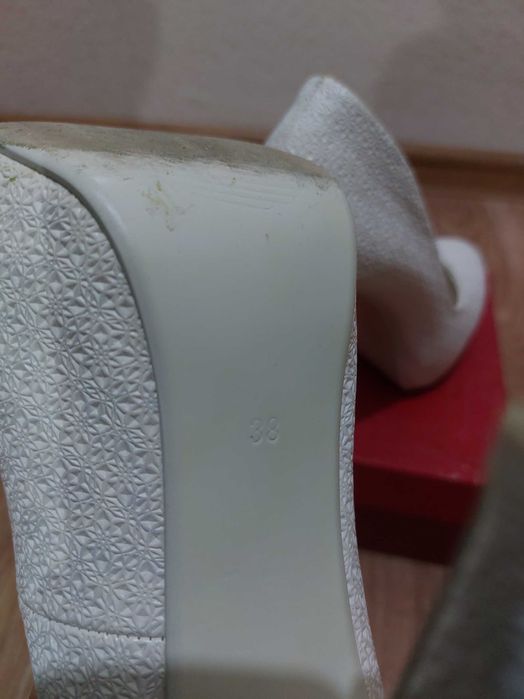 Женские белые туфли